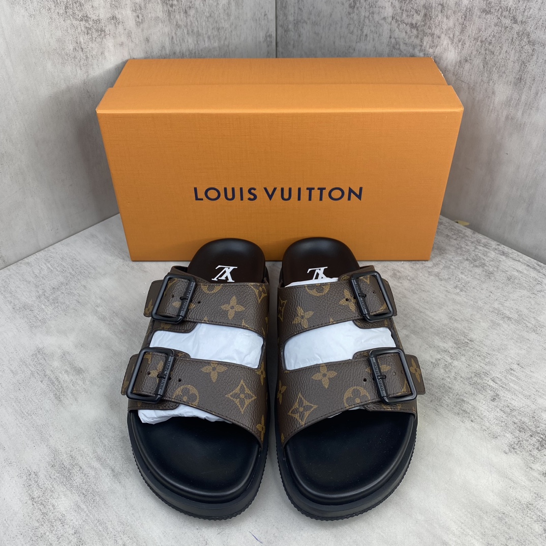 Louis Vuitton 新款上架 LV Trainer 拖鞋 选用近点老花材质 小牛皮材质 轻盈舒适 鞋面饰带饰有 Monogram 压纹