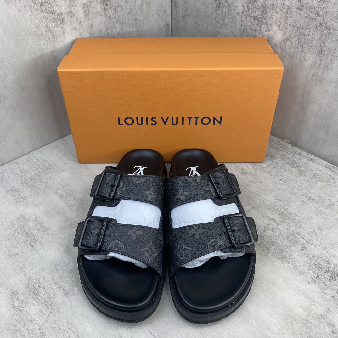 Louis Vuitton 新款上架 LV Trainer 拖鞋 选用近点老花材质 小牛皮材质 轻盈舒适 鞋面饰带饰有 Monogram 压纹