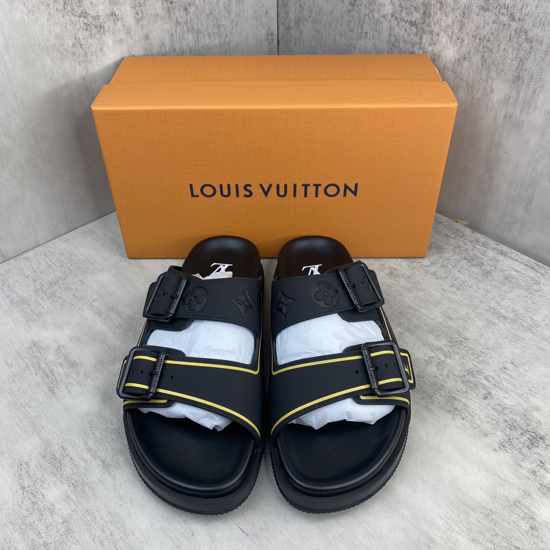Louis Vuitton 新款上架 LV Trainer 拖鞋 选用近点老花材质 小牛皮材质 轻盈舒适 鞋面饰带饰有 Monogram 压纹