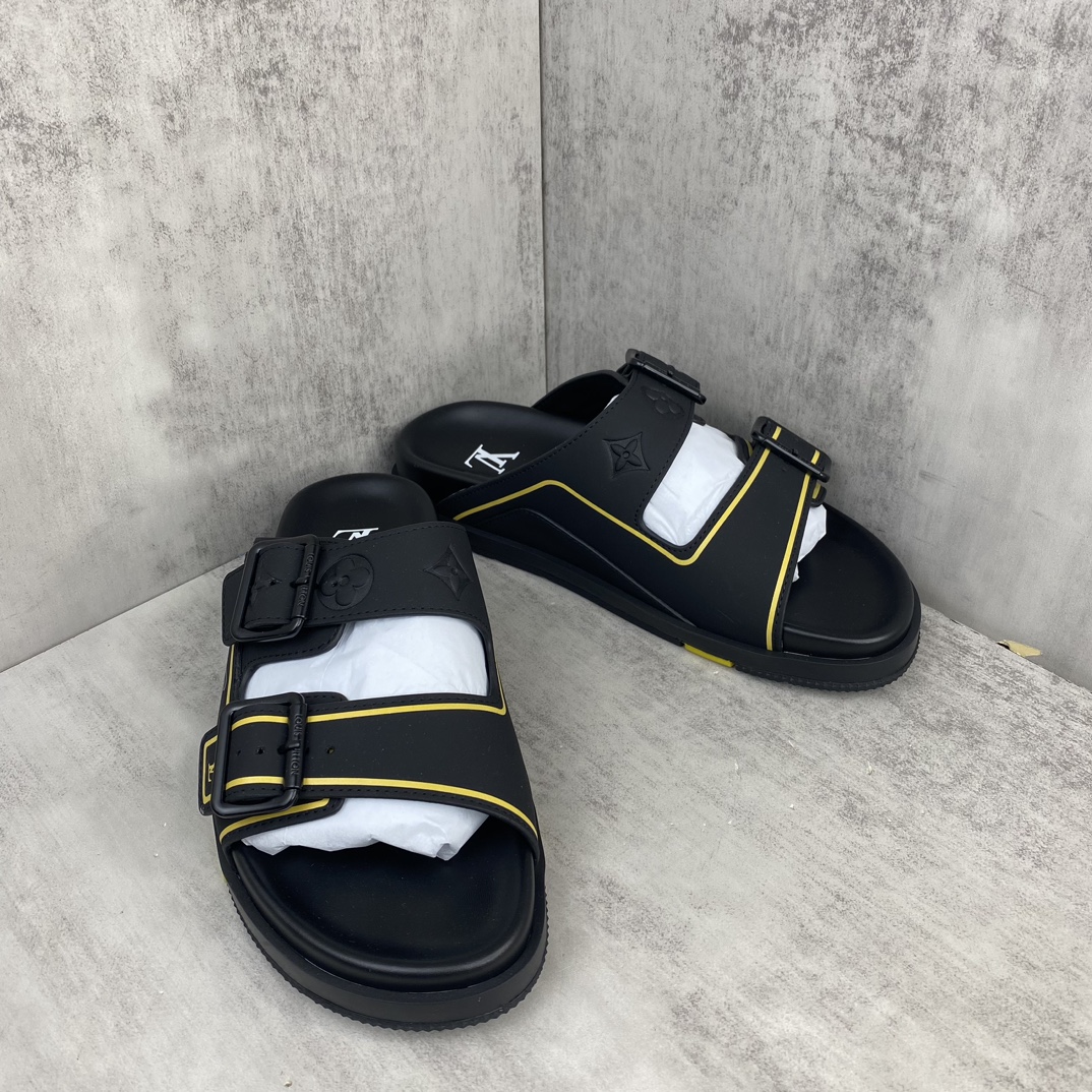 Louis Vuitton 新款上架 LV Trainer 拖鞋 选用近点老花材质 小牛皮材质 轻盈舒适 鞋面饰带饰有 Monogram 压纹