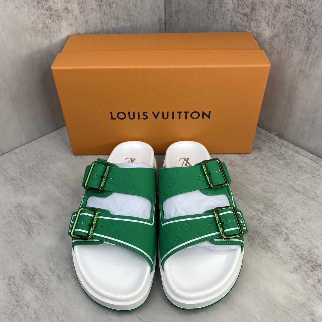 Louis Vuitton 新款上架 LV Trainer 拖鞋 选用近点老花材质 小牛皮材质 轻盈舒适 鞋面饰带饰有 Monogram 压纹