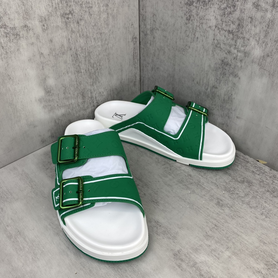 Louis Vuitton 新款上架 LV Trainer 拖鞋 选用近点老花材质 小牛皮材质 轻盈舒适 鞋面饰带饰有 Monogram 压纹