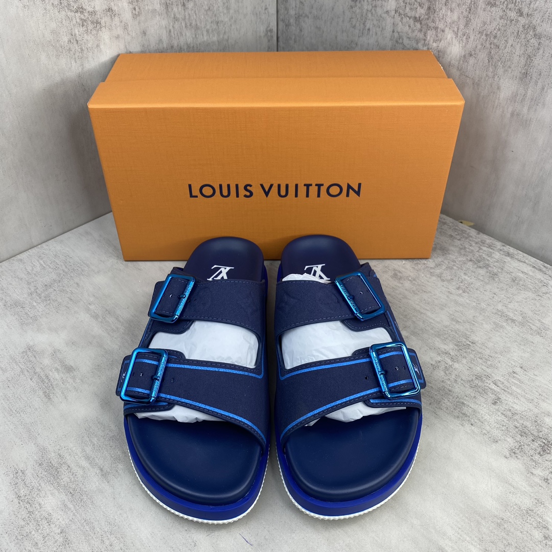 Louis Vuitton 新款上架 LV Trainer 拖鞋 选用近点老花材质 小牛皮材质 轻盈舒适 鞋面饰带饰有 Monogram 压纹