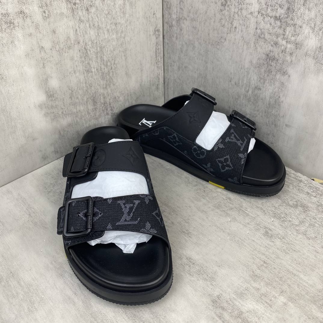 Louis Vuitton 新款上架 LV Trainer 拖鞋 选用近点老花材质 小牛皮材质 轻盈舒适 鞋面饰带饰有 Monogram 压纹