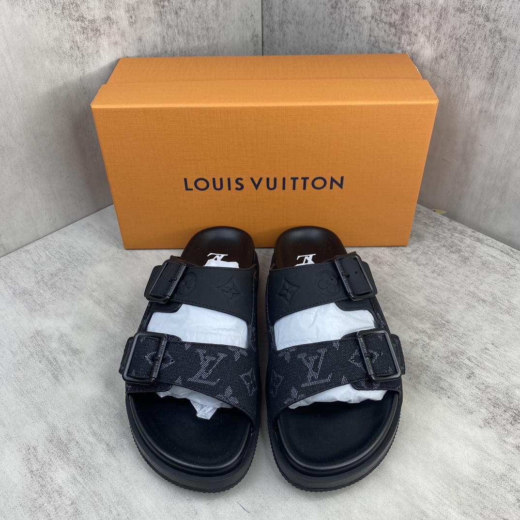 Louis Vuitton 新款上架 LV Trainer 拖鞋 选用近点老花材质 小牛皮材质 轻盈舒适 鞋面饰带饰有 Monogram 压纹