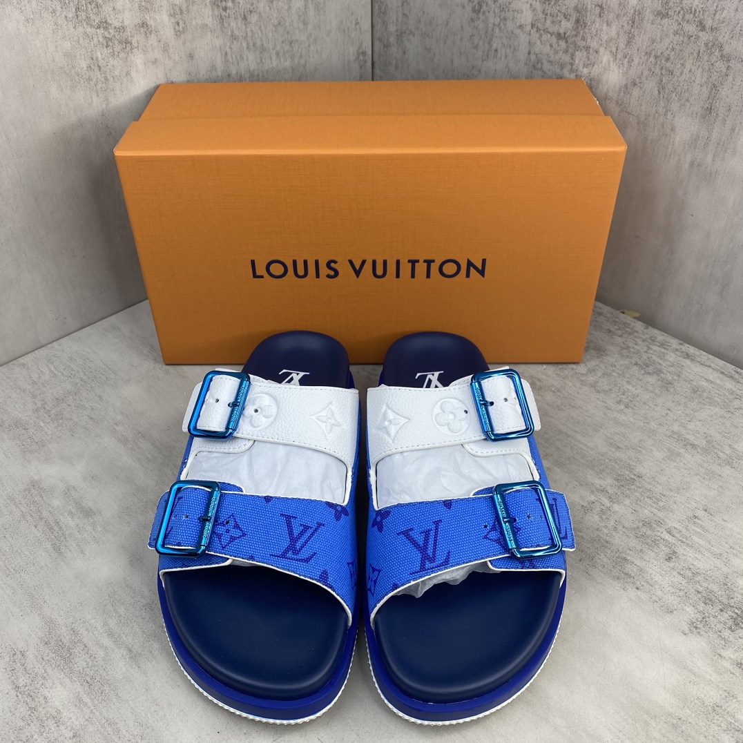 Louis Vuitton 新款上架 LV Trainer 拖鞋 选用近点老花材质 小牛皮材质 轻盈舒适 鞋面饰带饰有 Monogram 压纹