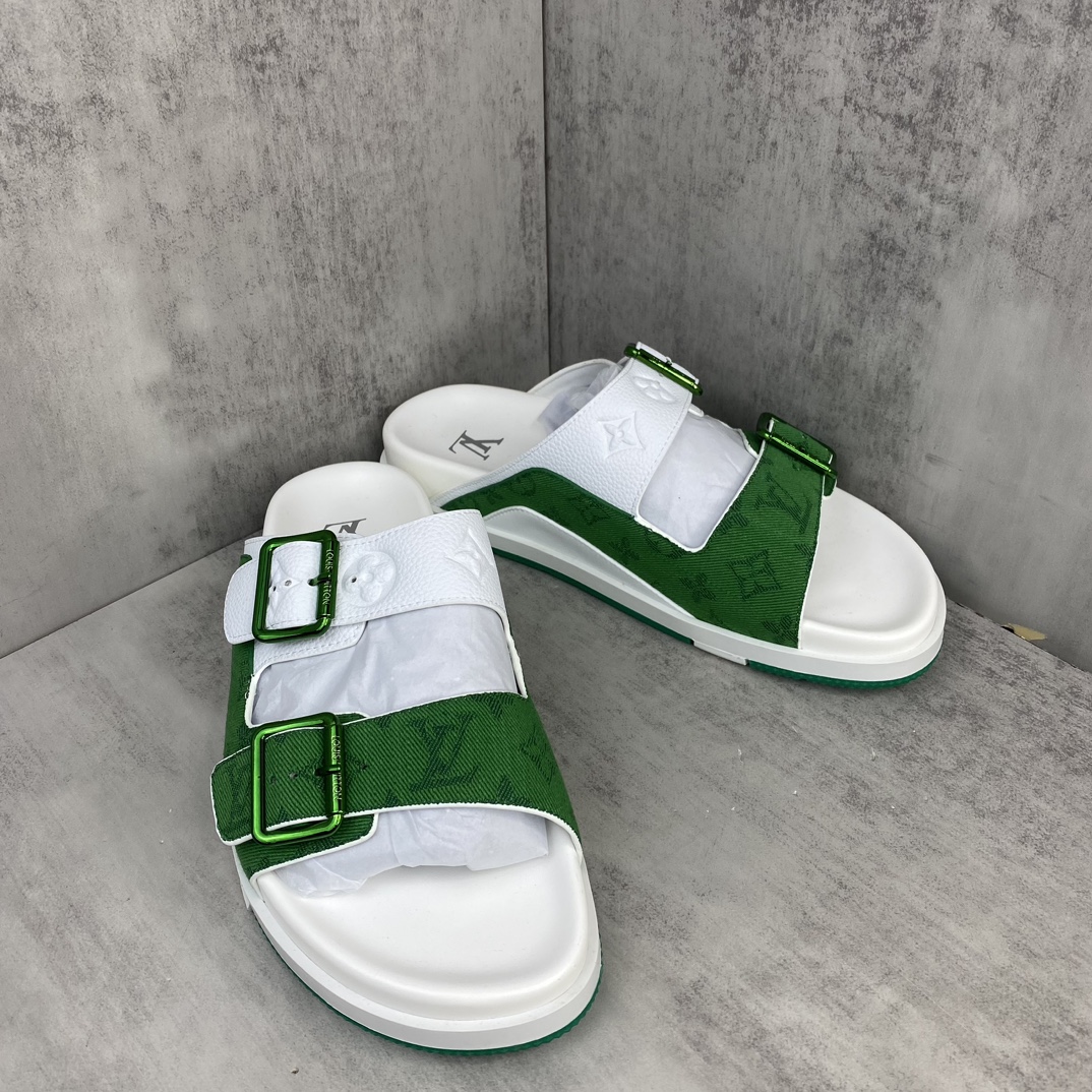 Louis Vuitton 新款上架 LV Trainer 拖鞋 选用近点老花材质 小牛皮材质 轻盈舒适 鞋面饰带饰有 Monogram 压纹
