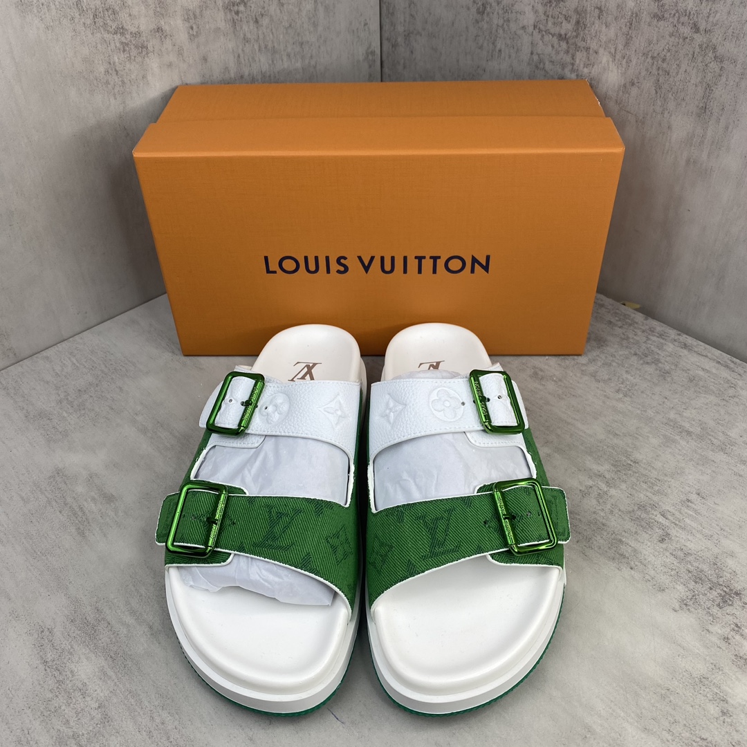 Louis Vuitton 新款上架 LV Trainer 拖鞋 选用近点老花材质 小牛皮材质 轻盈舒适 鞋面饰带饰有 Monogram 压纹