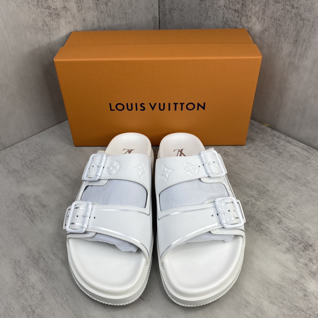 Louis Vuitton 新款上架 LV Trainer 拖鞋 选用近点老花材质 小牛皮材质 轻盈舒适 鞋面饰带饰有 Monogram 压纹