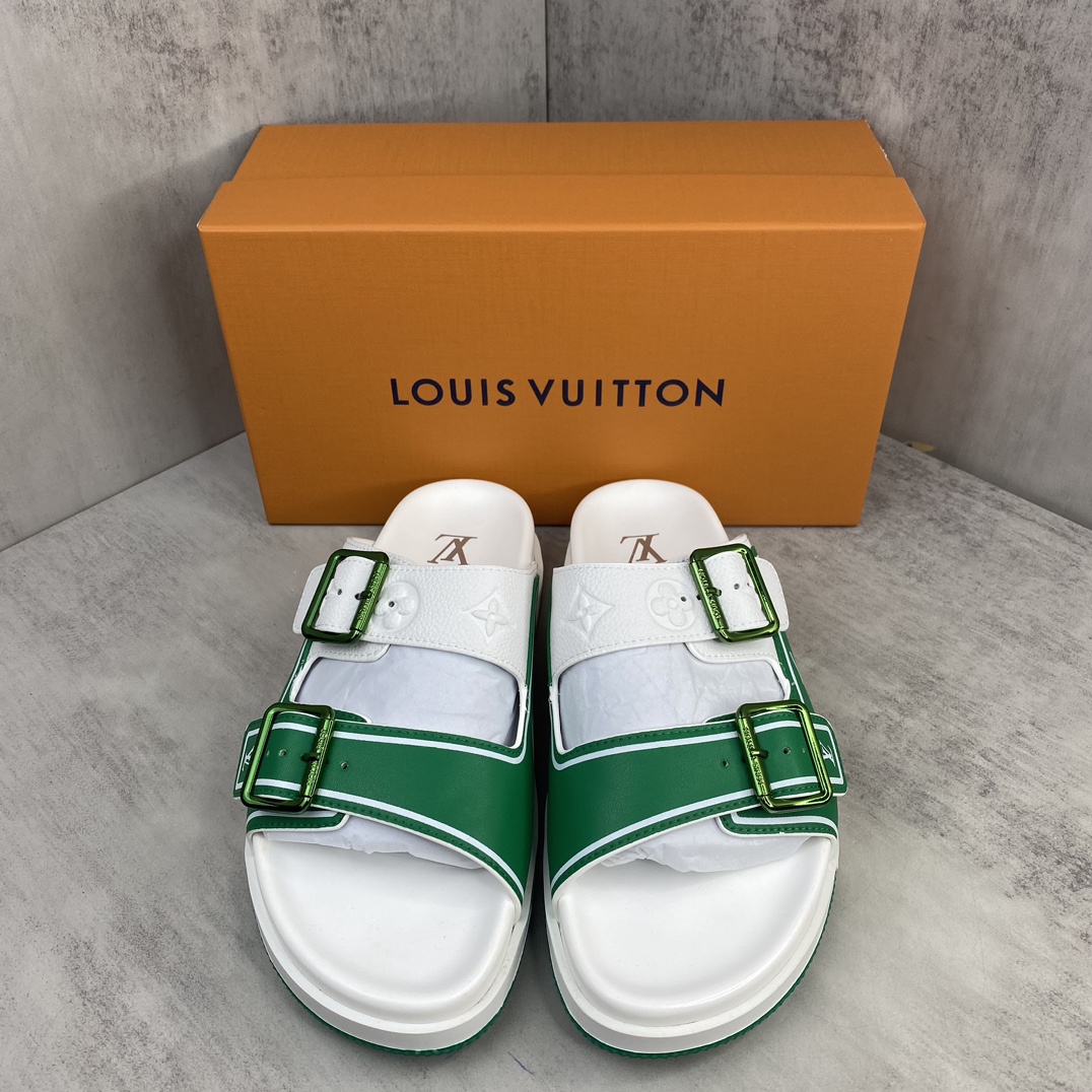 Louis Vuitton 新款上架 LV Trainer 拖鞋 选用近点老花材质 小牛皮材质 轻盈舒适 鞋面饰带饰有 Monogram 压纹