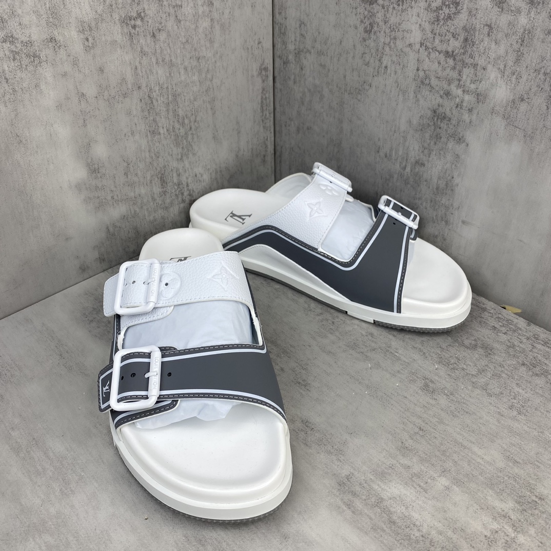 Louis Vuitton 新款上架 LV Trainer 拖鞋 选用近点老花材质 小牛皮材质 轻盈舒适 鞋面饰带饰有 Monogram 压纹