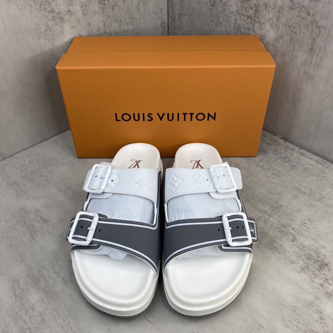 Louis Vuitton 新款上架 LV Trainer 拖鞋 选用近点老花材质 小牛皮材质 轻盈舒适 鞋面饰带饰有 Monogram 压纹