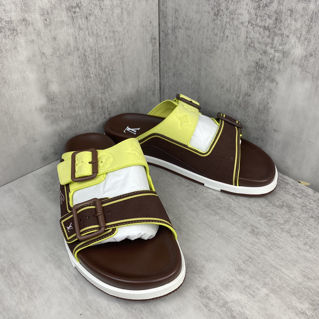 Louis Vuitton 新款上架 LV Trainer 拖鞋 选用近点老花材质 小牛皮材质 轻盈舒适 鞋面饰带饰有 Monogram 压纹