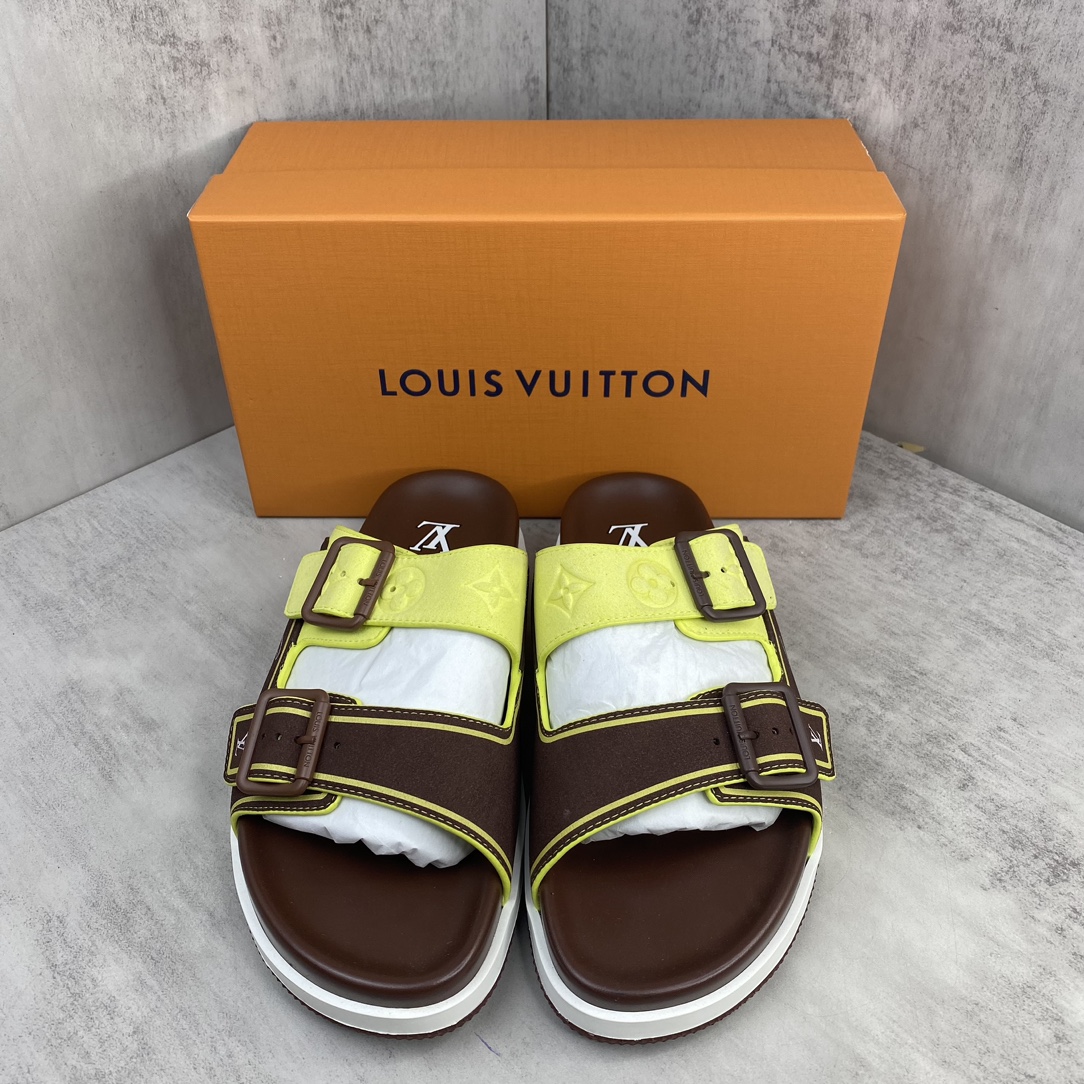 Louis Vuitton 新款上架 LV Trainer 拖鞋 选用近点老花材质 小牛皮材质 轻盈舒适 鞋面饰带饰有 Monogram 压纹