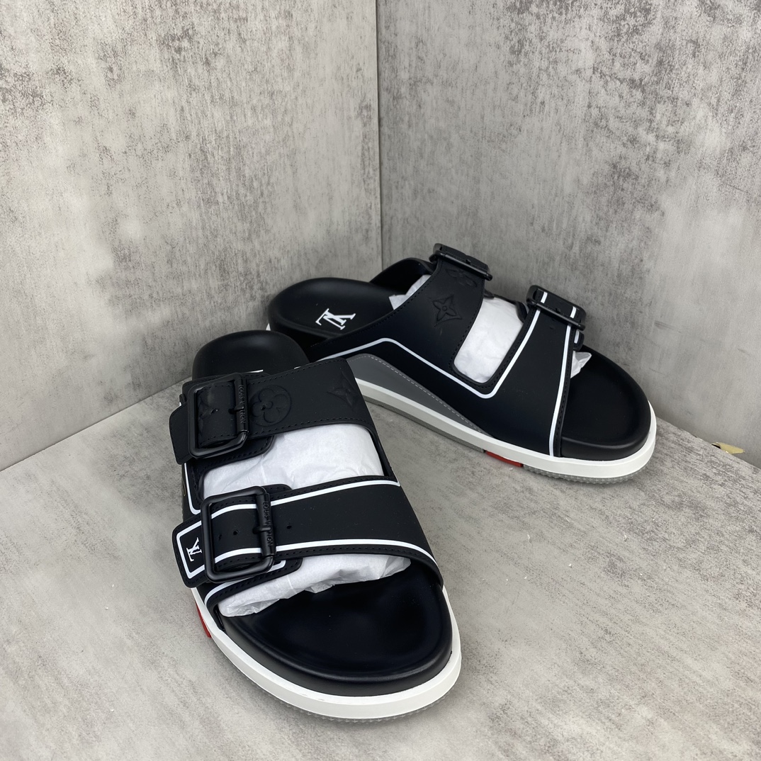 Louis Vuitton 新款上架 LV Trainer 拖鞋 选用近点老花材质 小牛皮材质 轻盈舒适 鞋面饰带饰有 Monogram 压纹