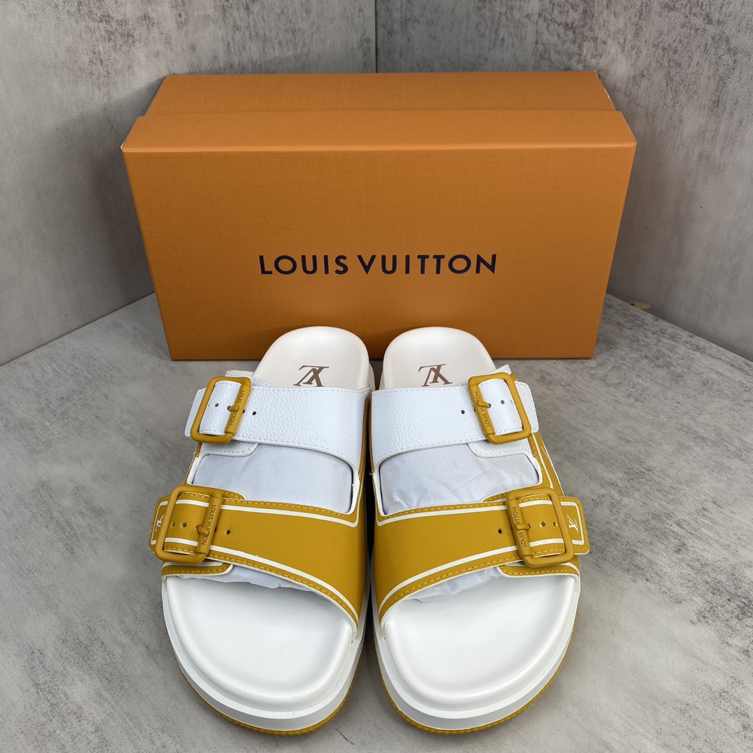 Louis Vuitton 新款上架 LV Trainer 拖鞋 选用近点老花材质 小牛皮材质 轻盈舒适 鞋面饰带饰有 Monogram 压纹