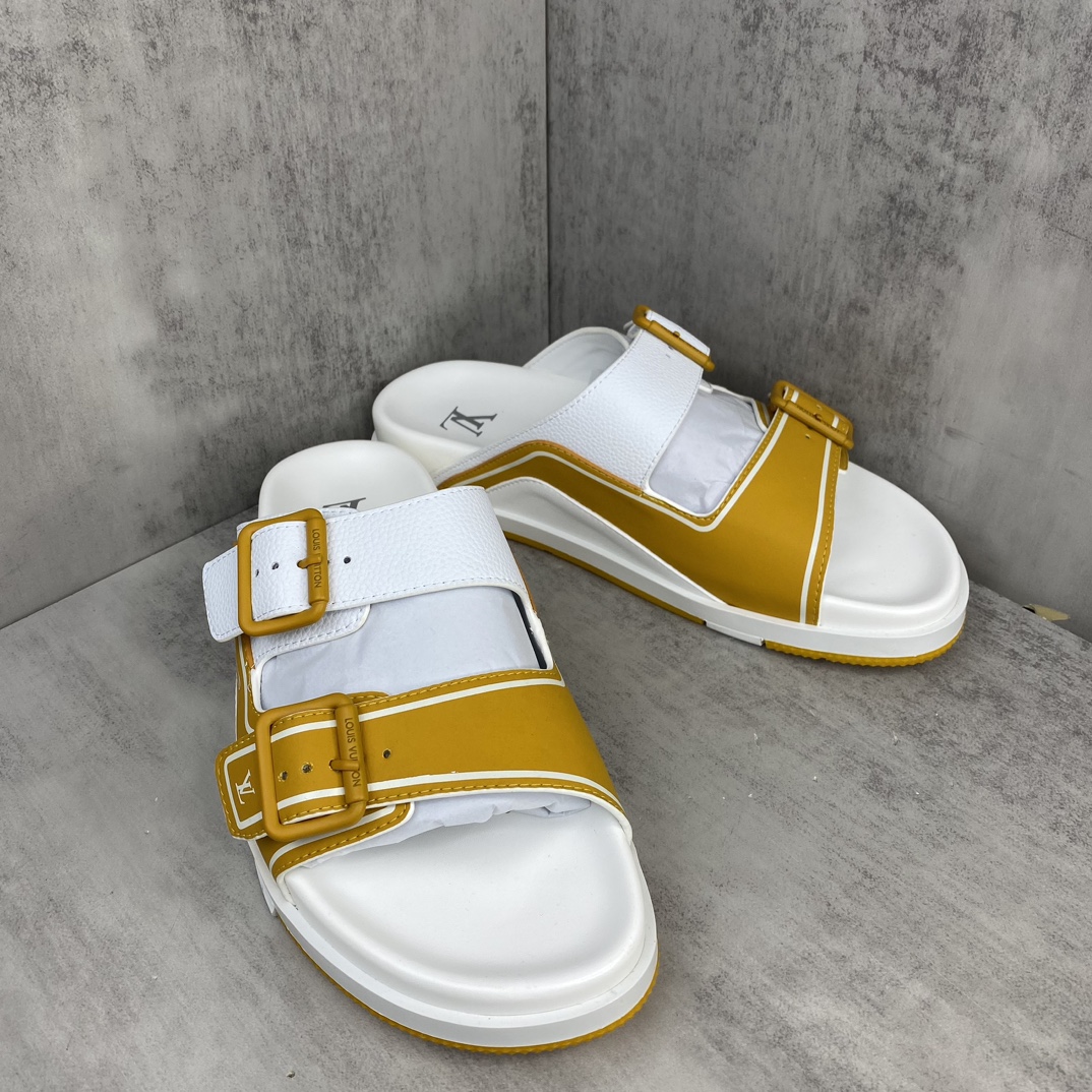 Louis Vuitton 新款上架 LV Trainer 拖鞋 选用近点老花材质 小牛皮材质 轻盈舒适 鞋面饰带饰有 Monogram 压纹