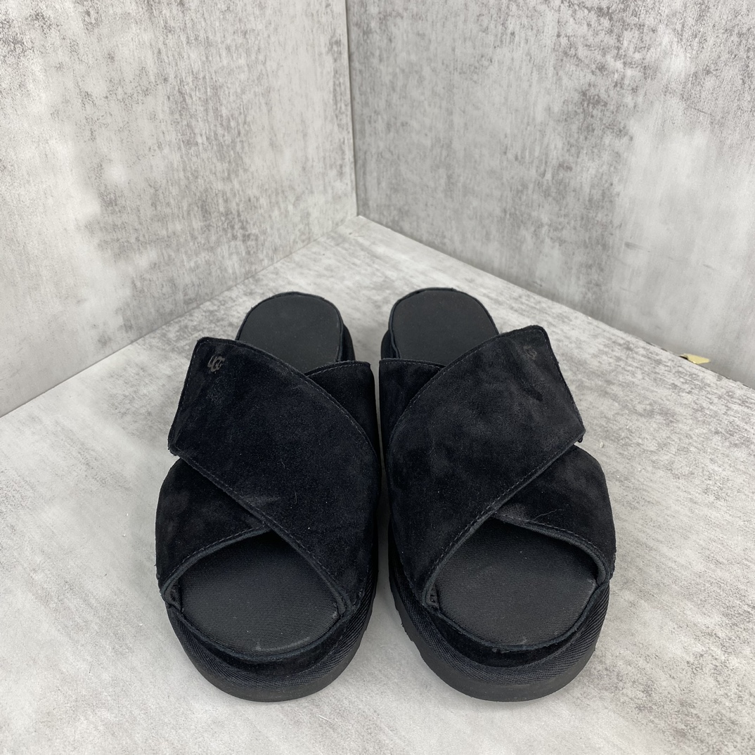 Unknown 新款上架 UGG 24ss 官网最新 推出的交叉拖鞋 多巴胺色系 活力感拉满 少女 一眼沦陷