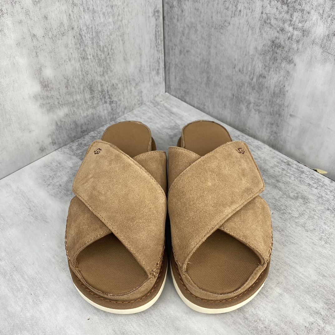 Unknown 新款上架 UGG 24ss 官网最新 推出的交叉拖鞋 多巴胺色系 活力感拉满 少女 一眼沦陷