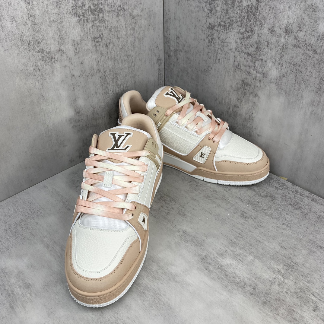 Louis Vuitton 新款上架 2084 Louis*Vuitto* LV Trainer 最新款 大底和面料私模 绝对下血本费心思的一款鞋子 自Vifgil到来之后而设计的这一系列 每一季度都深受众多粉丝的青睐 TPU 大底 包装