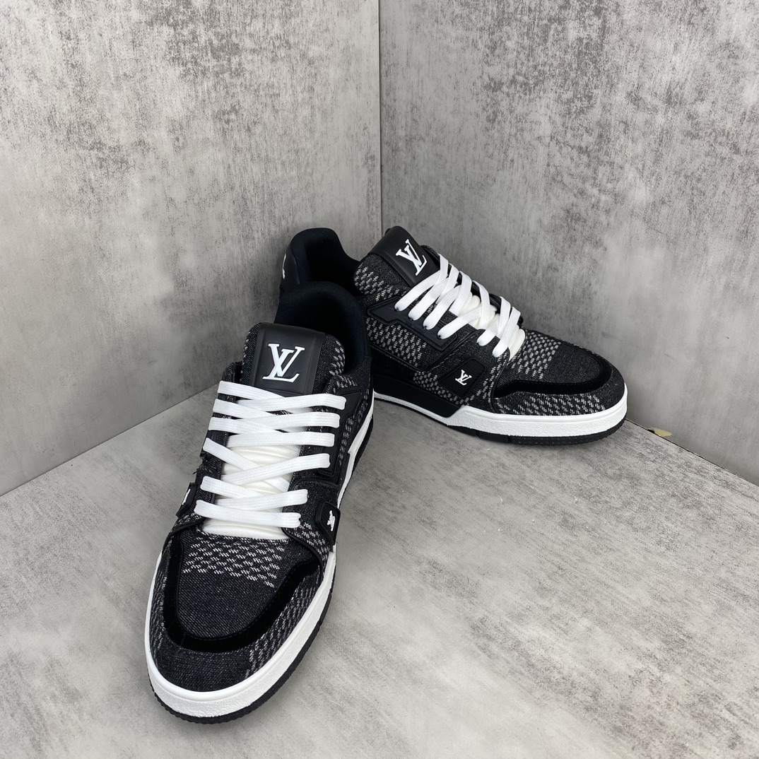 Louis Vuitton 新款上架 2084 Louis*Vuitto* LV Trainer 最新款 大底和面料私模 绝对下血本费心思的一款鞋子 自Vifgil到来之后而设计的这一系列 每一季度都深受众多粉丝的青睐 TPU 大底 包装