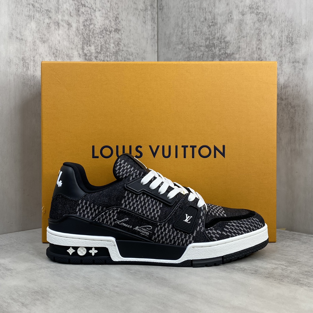 Louis Vuitton 新款上架 2084 Louis*Vuitto* LV Trainer 最新款 大底和面料私模 绝对下血本费心思的一款鞋子 自Vifgil到来之后而设计的这一系列 每一季度都深受众多粉丝的青睐 TPU 大底 包装