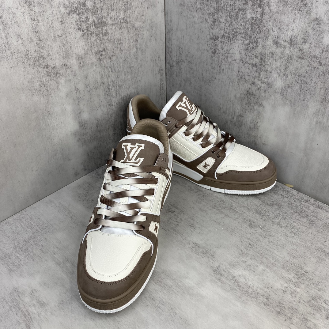 Louis Vuitton 新款上架 2084 Louis*Vuitto* LV Trainer 最新款 大底和面料私模 绝对下血本费心思的一款鞋子 自Vifgil到来之后而设计的这一系列 每一季度都深受众多粉丝的青睐 TPU 大底 包装