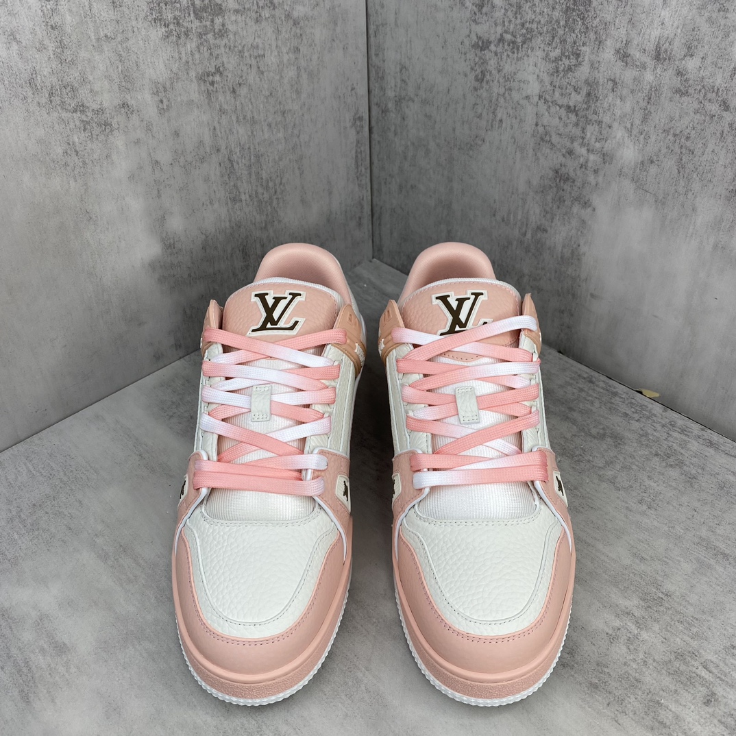 Louis Vuitton 新款上架 2084 Louis*Vuitto* LV Trainer 最新款 大底和面料私模 绝对下血本费心思的一款鞋子 自Vifgil到来之后而设计的这一系列 每一季度都深受众多粉丝的青睐 TPU 大底 包装
