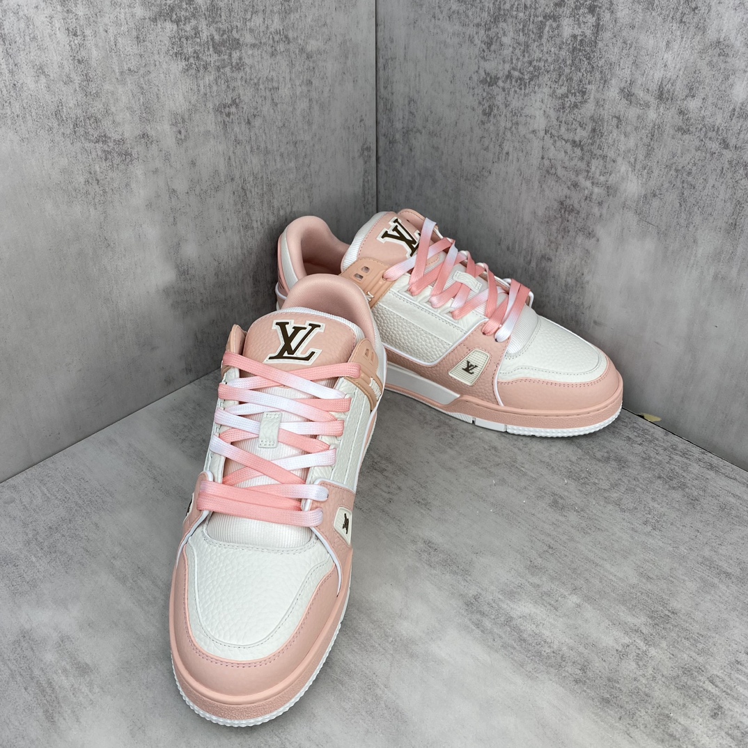 Louis Vuitton 新款上架 2084 Louis*Vuitto* LV Trainer 最新款 大底和面料私模 绝对下血本费心思的一款鞋子 自Vifgil到来之后而设计的这一系列 每一季度都深受众多粉丝的青睐 TPU 大底 包装