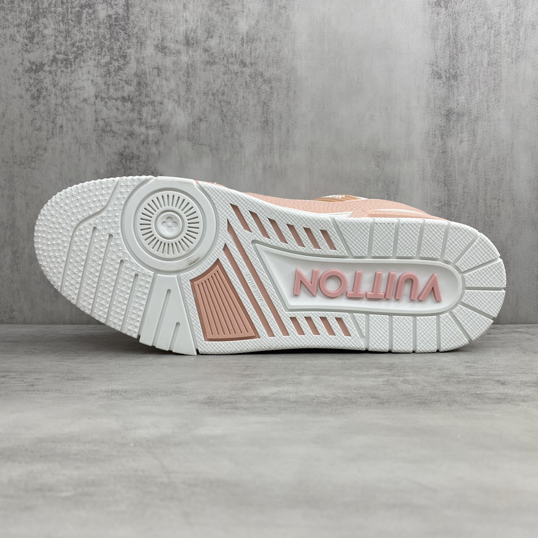 Louis Vuitton 新款上架 2084 Louis*Vuitto* LV Trainer 最新款 大底和面料私模 绝对下血本费心思的一款鞋子 自Vifgil到来之后而设计的这一系列 每一季度都深受众多粉丝的青睐 TPU 大底 包装