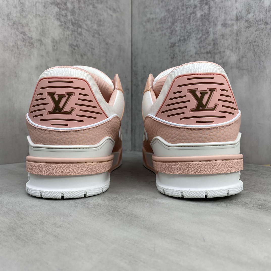 Louis Vuitton 新款上架 2084 Louis*Vuitto* LV Trainer 最新款 大底和面料私模 绝对下血本费心思的一款鞋子 自Vifgil到来之后而设计的这一系列 每一季度都深受众多粉丝的青睐 TPU 大底 包装