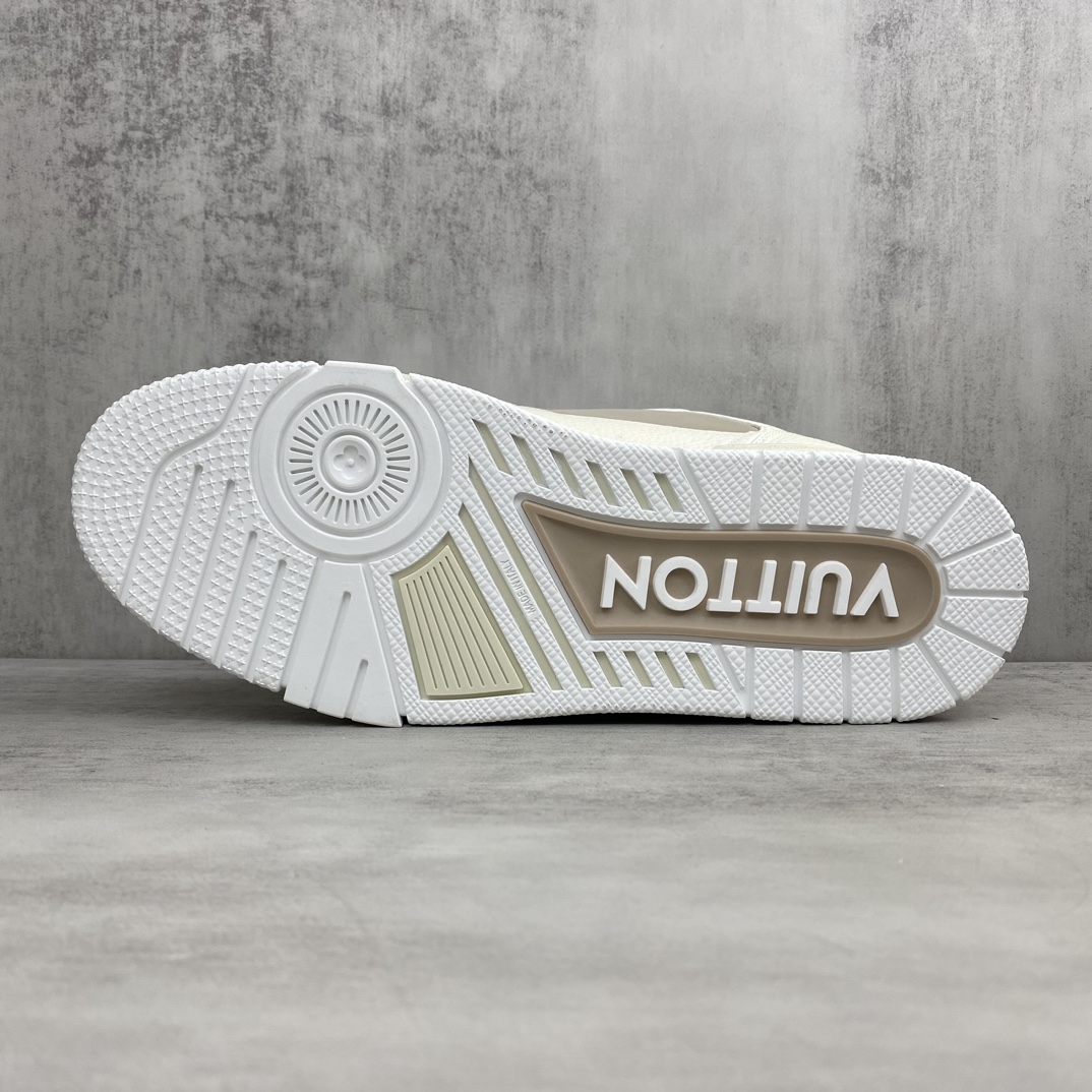 Louis Vuitton 新款上架 2084 Louis*Vuitto* LV Trainer 最新款 大底和面料私模 绝对下血本费心思的一款鞋子 自Vifgil到来之后而设计的这一系列 每一季度都深受众多粉丝的青睐 TPU 大底 包装