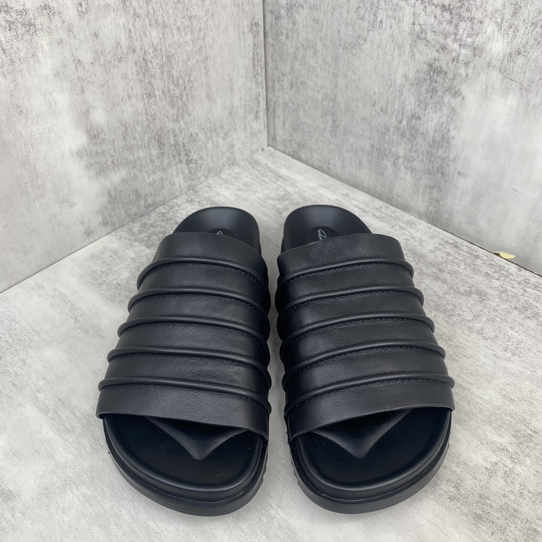 Rick Owens 新款上架 RICK OWENS瑞克·欧文斯LIDO SLIDE GRANOLAS 系列 RO 厚底羊皮马毛面包拖鞋 该款SLIDE GRANOLAS 拖鞋采用套穿式设计