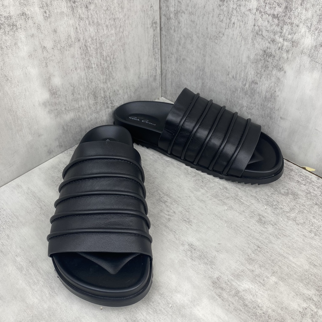 Rick Owens 新款上架 RICK OWENS瑞克·欧文斯LIDO SLIDE GRANOLAS 系列 RO 厚底羊皮马毛面包拖鞋 该款SLIDE GRANOLAS 拖鞋采用套穿式设计