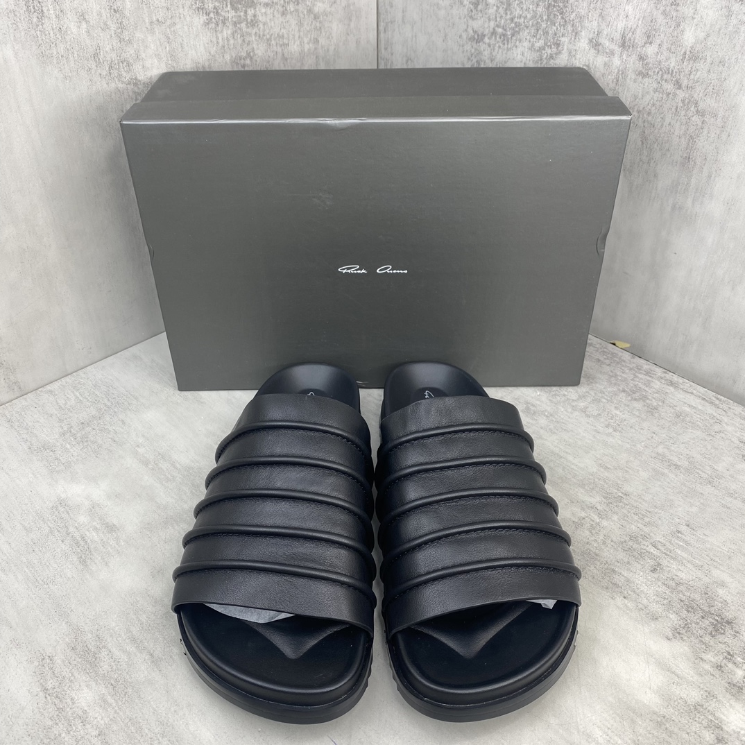 Rick Owens 新款上架 RICK OWENS瑞克·欧文斯LIDO SLIDE GRANOLAS 系列 RO 厚底羊皮马毛面包拖鞋 该款SLIDE GRANOLAS 拖鞋采用套穿式设计