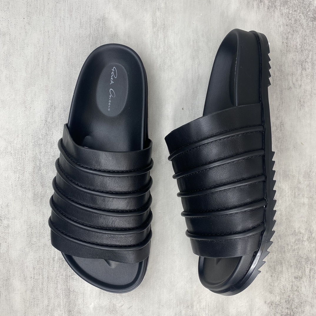 Rick Owens 新款上架 RICK OWENS瑞克·欧文斯LIDO SLIDE GRANOLAS 系列 RO 厚底羊皮马毛面包拖鞋 该款SLIDE GRANOLAS 拖鞋采用套穿式设计