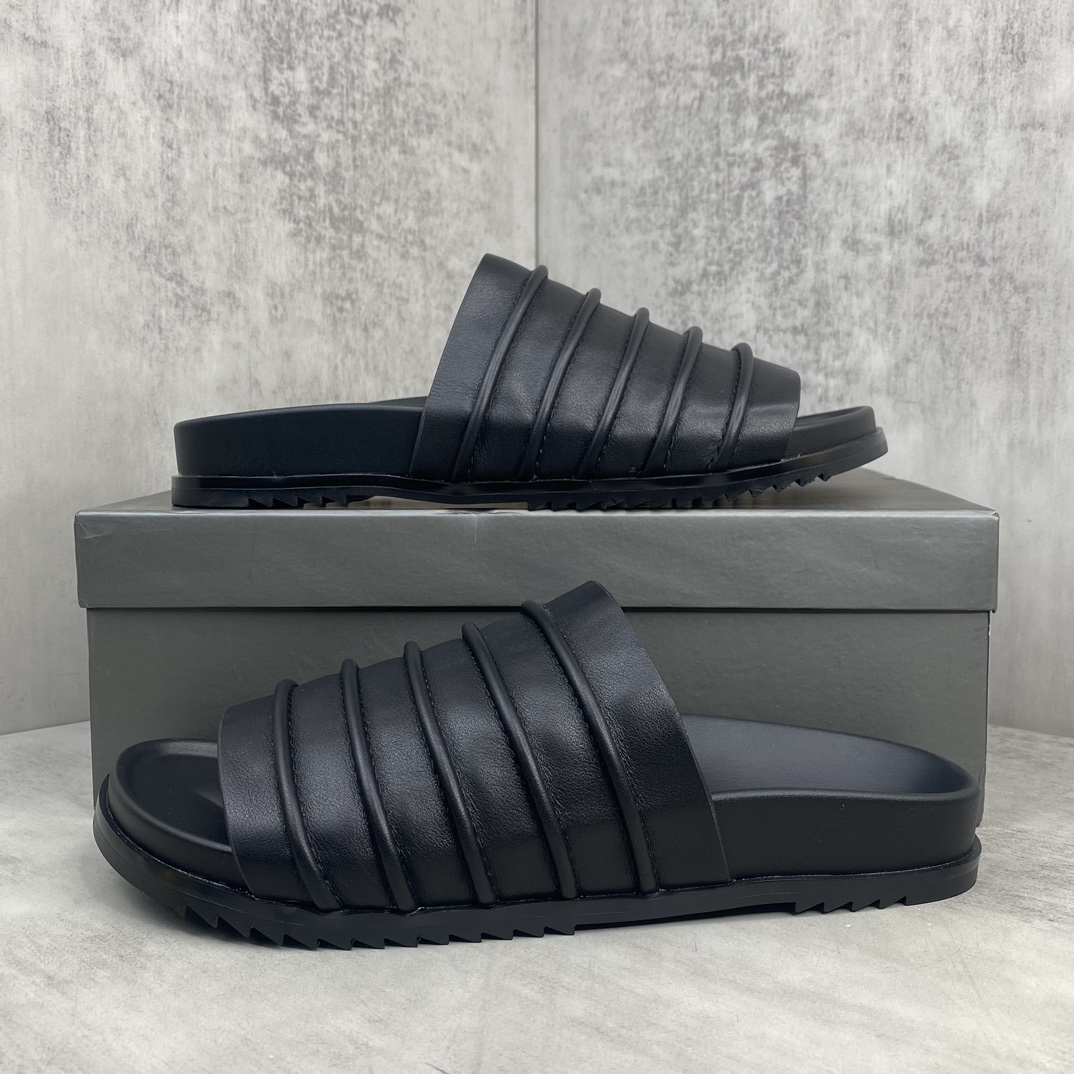 Rick Owens 新款上架 RICK OWENS瑞克·欧文斯LIDO SLIDE GRANOLAS 系列 RO 厚底羊皮马毛面包拖鞋 该款SLIDE GRANOLAS 拖鞋采用套穿式设计