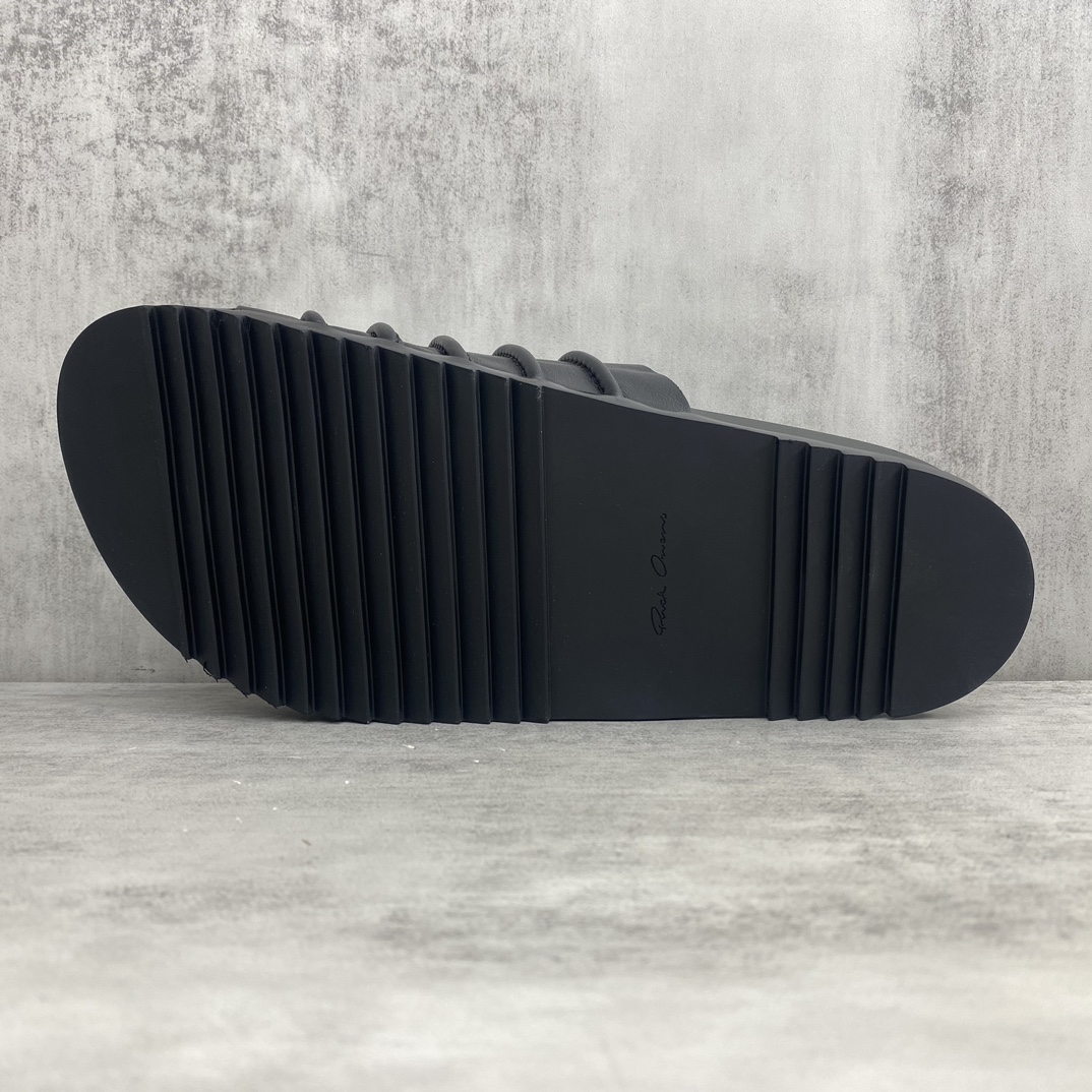 Rick Owens 新款上架 RICK OWENS瑞克·欧文斯LIDO SLIDE GRANOLAS 系列 RO 厚底羊皮马毛面包拖鞋 该款SLIDE GRANOLAS 拖鞋采用套穿式设计