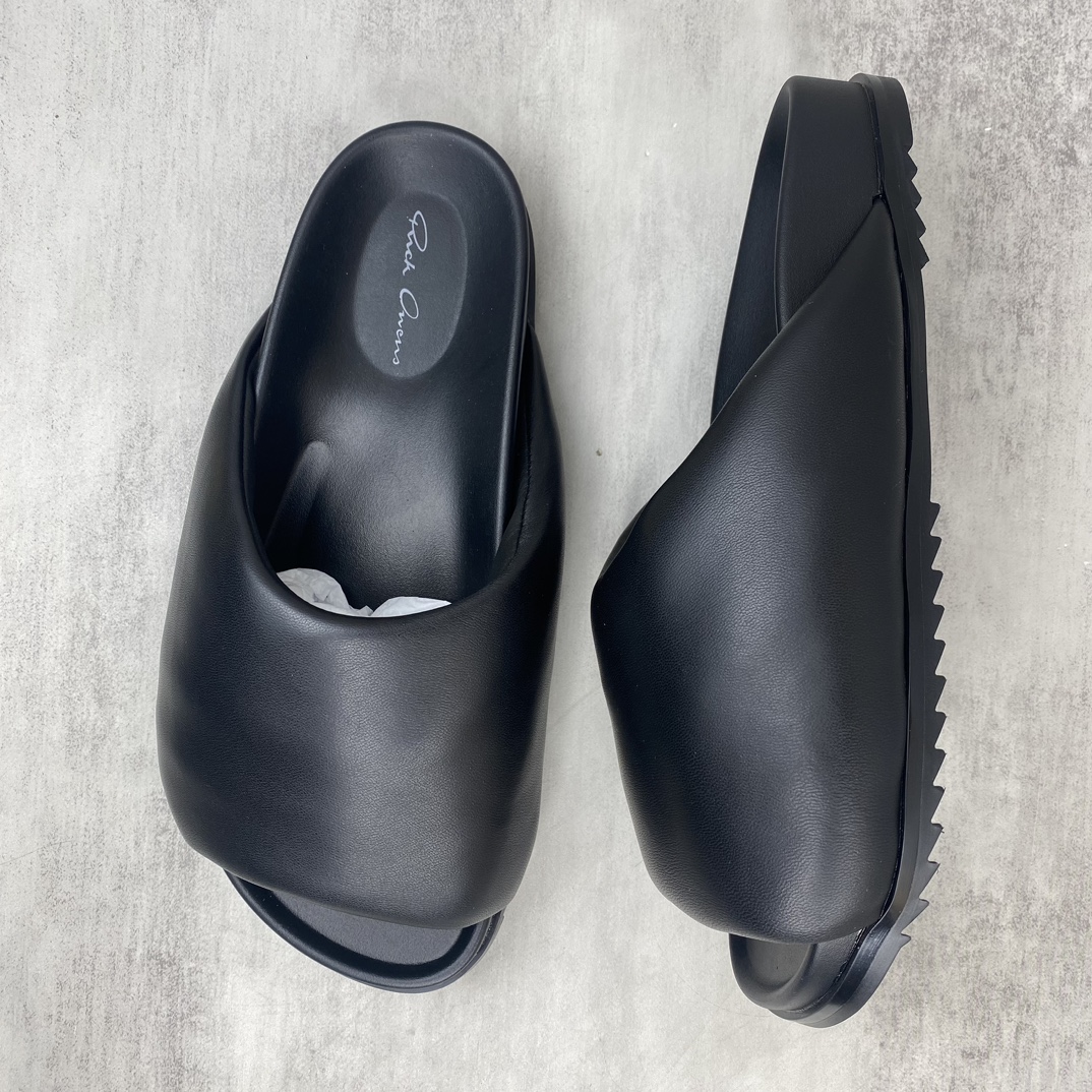 Rick Owens 新款上架 RICK OWENS瑞克·欧文斯LIDO SLIDE GRANOLAS 系列 RO 厚底羊皮马毛面包拖鞋 该款SLIDE GRANOLAS 拖鞋采用套穿式设计