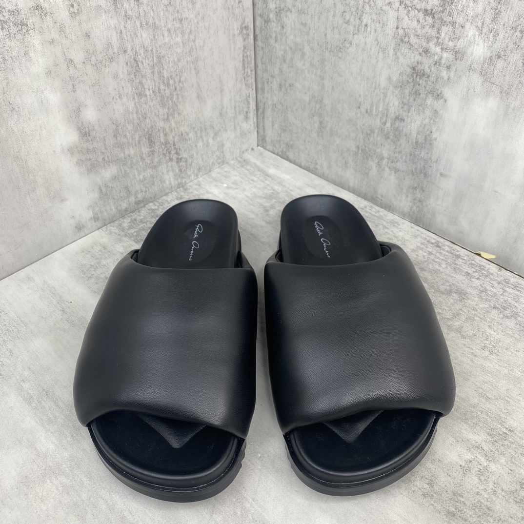Rick Owens 新款上架 RICK OWENS瑞克·欧文斯LIDO SLIDE GRANOLAS 系列 RO 厚底羊皮马毛面包拖鞋 该款SLIDE GRANOLAS 拖鞋采用套穿式设计