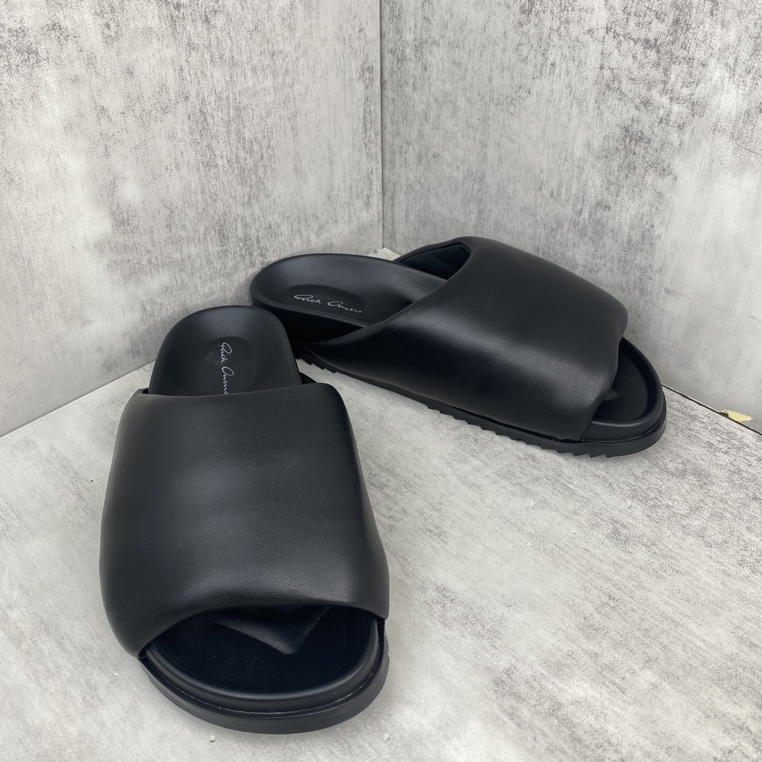 Rick Owens 新款上架 RICK OWENS瑞克·欧文斯LIDO SLIDE GRANOLAS 系列 RO 厚底羊皮马毛面包拖鞋 该款SLIDE GRANOLAS 拖鞋采用套穿式设计