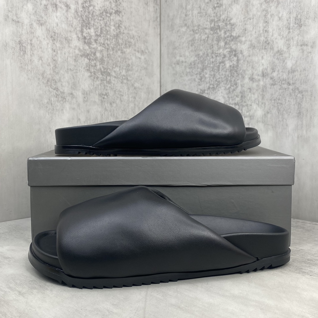 Rick Owens 新款上架 RICK OWENS瑞克·欧文斯LIDO SLIDE GRANOLAS 系列 RO 厚底羊皮马毛面包拖鞋 该款SLIDE GRANOLAS 拖鞋采用套穿式设计