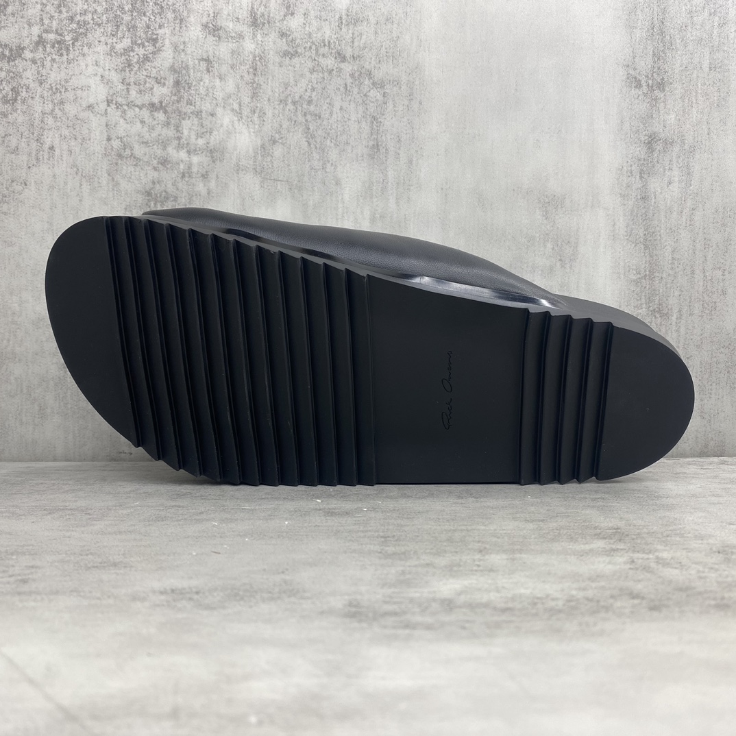 Rick Owens 新款上架 RICK OWENS瑞克·欧文斯LIDO SLIDE GRANOLAS 系列 RO 厚底羊皮马毛面包拖鞋 该款SLIDE GRANOLAS 拖鞋采用套穿式设计