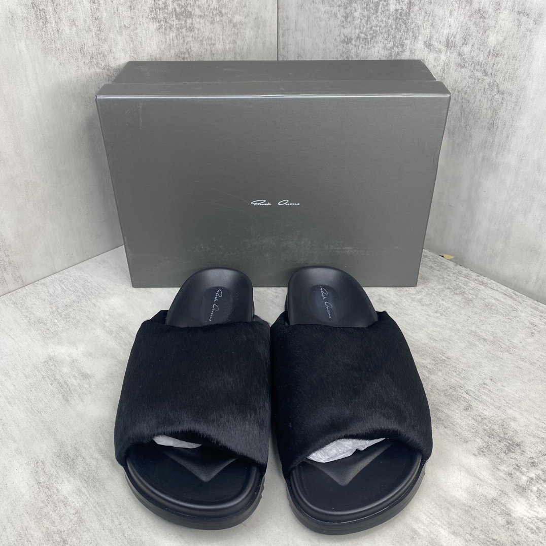 Rick Owens 新款上架 RICK OWENS瑞克·欧文斯LIDO SLIDE GRANOLAS 系列 RO 厚底羊皮马毛面包拖鞋 该款SLIDE GRANOLAS 拖鞋采用套穿式设计