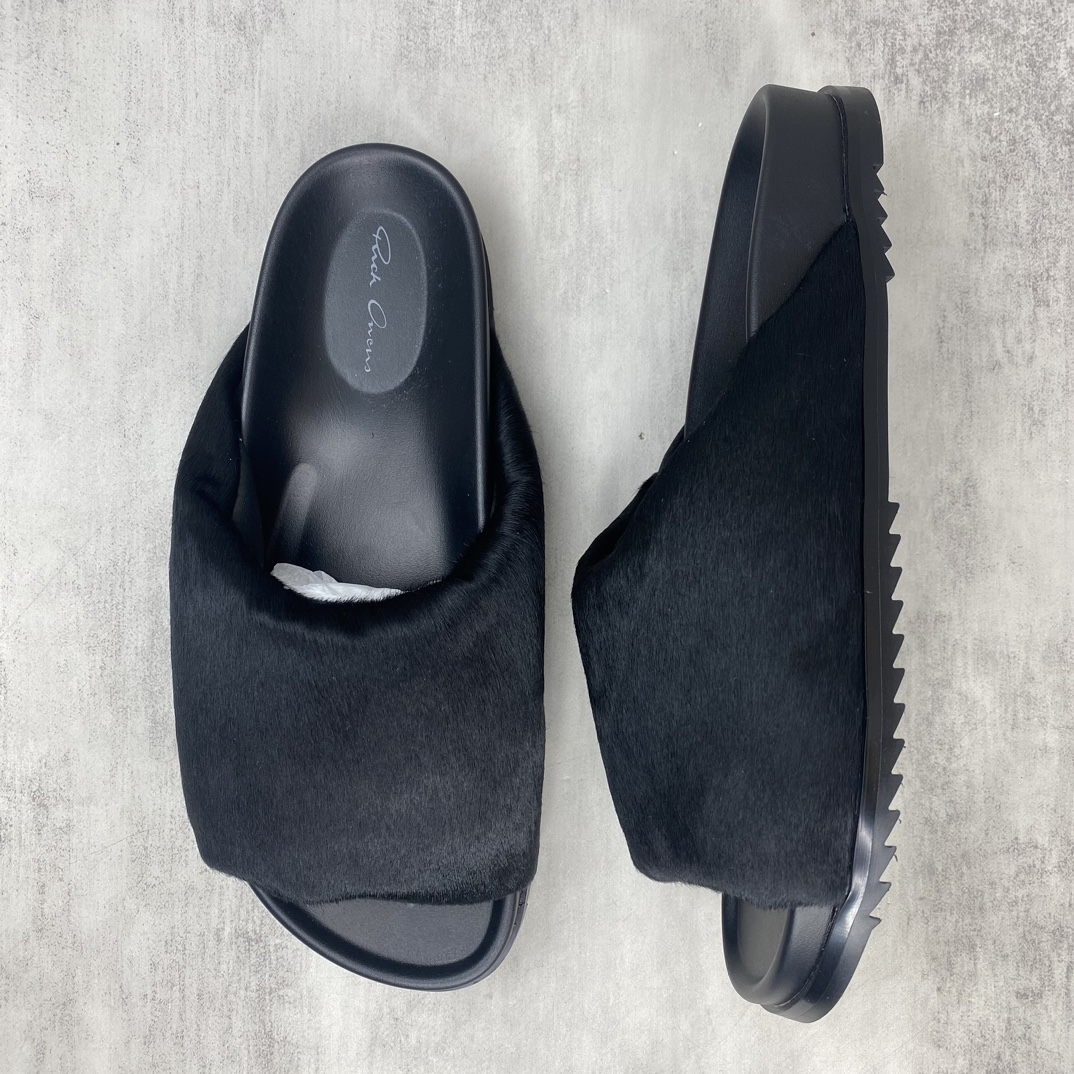 Rick Owens 新款上架 RICK OWENS瑞克·欧文斯LIDO SLIDE GRANOLAS 系列 RO 厚底羊皮马毛面包拖鞋 该款SLIDE GRANOLAS 拖鞋采用套穿式设计