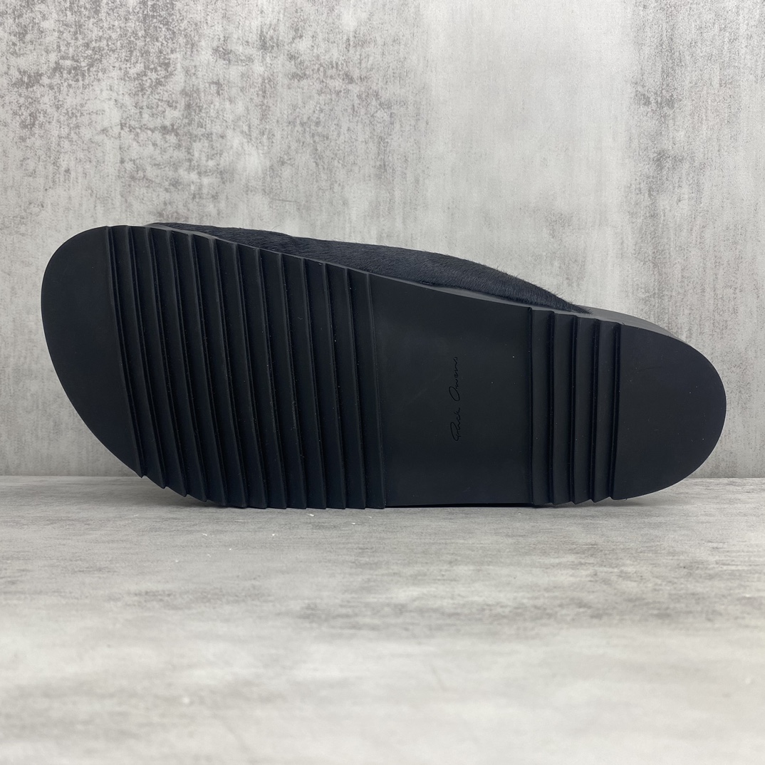 Rick Owens 新款上架 RICK OWENS瑞克·欧文斯LIDO SLIDE GRANOLAS 系列 RO 厚底羊皮马毛面包拖鞋 该款SLIDE GRANOLAS 拖鞋采用套穿式设计