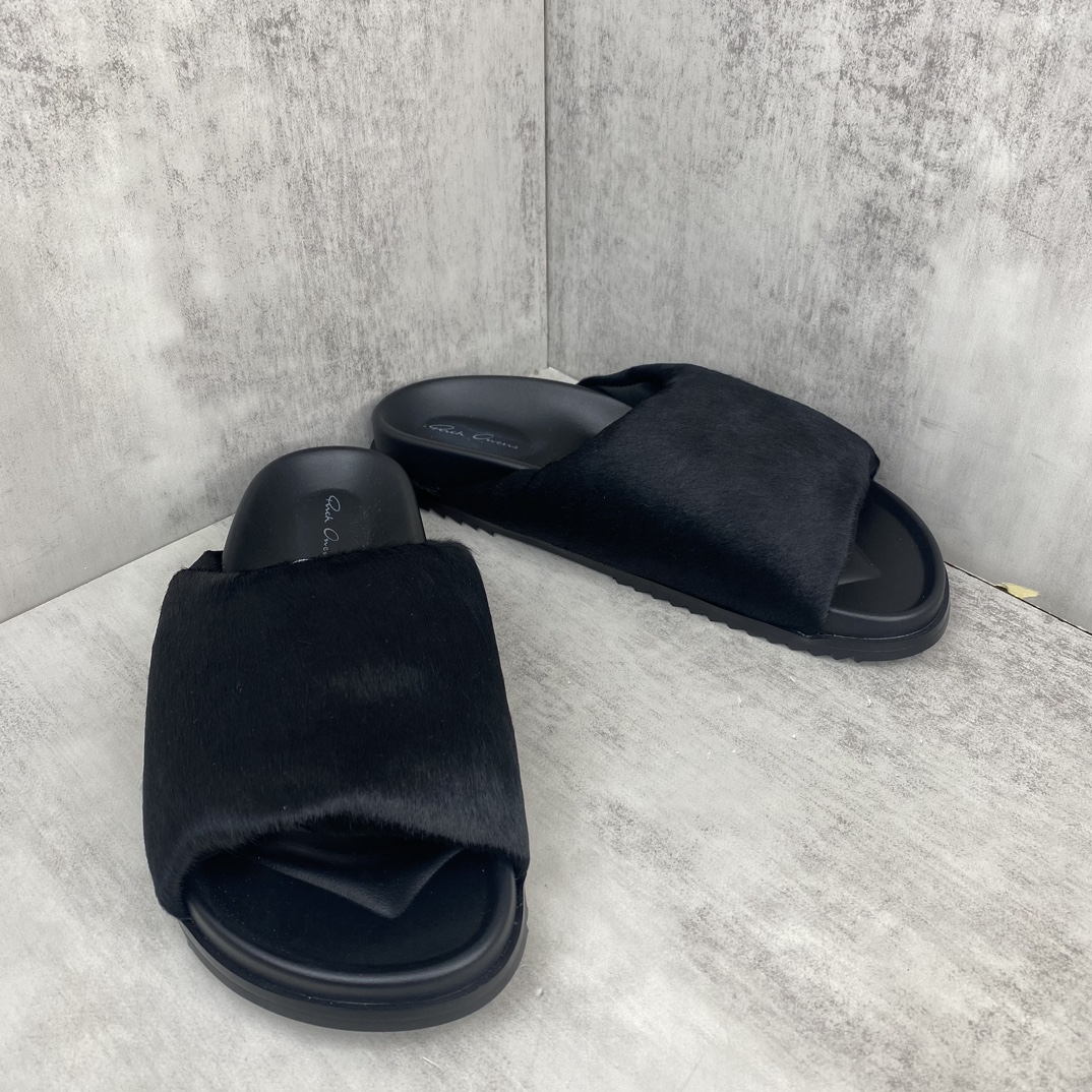 Rick Owens 新款上架 RICK OWENS瑞克·欧文斯LIDO SLIDE GRANOLAS 系列 RO 厚底羊皮马毛面包拖鞋 该款SLIDE GRANOLAS 拖鞋采用套穿式设计