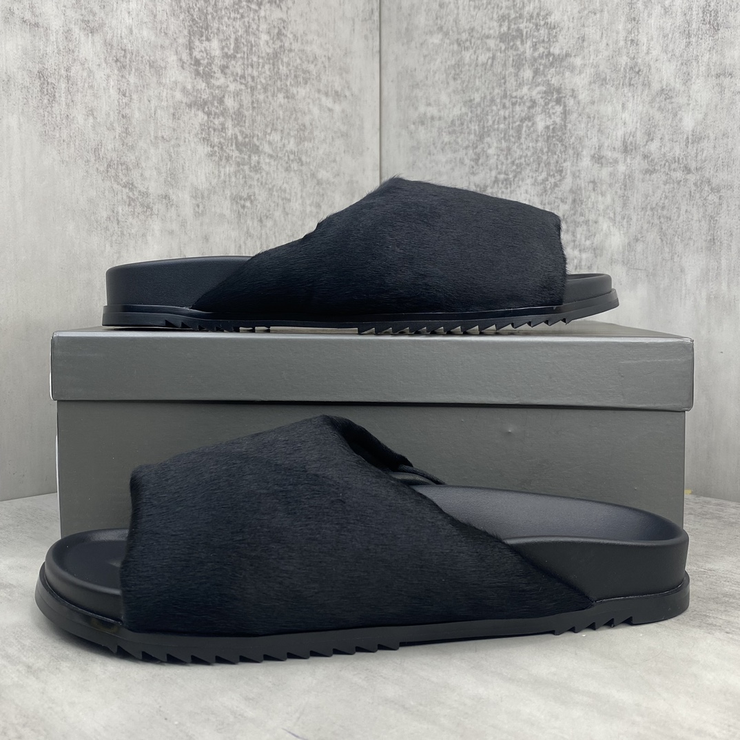 Rick Owens 新款上架 RICK OWENS瑞克·欧文斯LIDO SLIDE GRANOLAS 系列 RO 厚底羊皮马毛面包拖鞋 该款SLIDE GRANOLAS 拖鞋采用套穿式设计