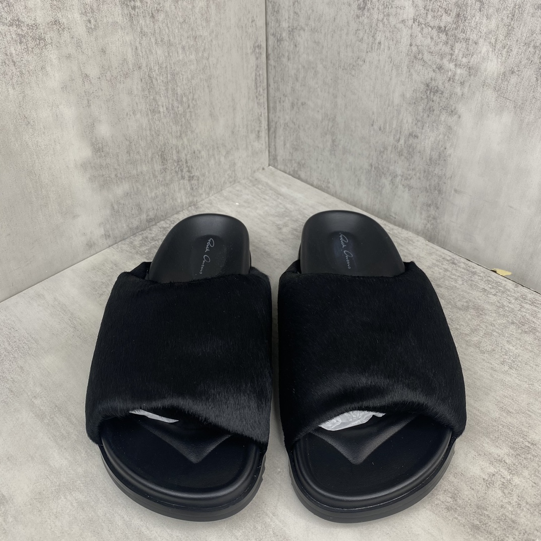 Rick Owens 新款上架 RICK OWENS瑞克·欧文斯LIDO SLIDE GRANOLAS 系列 RO 厚底羊皮马毛面包拖鞋 该款SLIDE GRANOLAS 拖鞋采用套穿式设计
