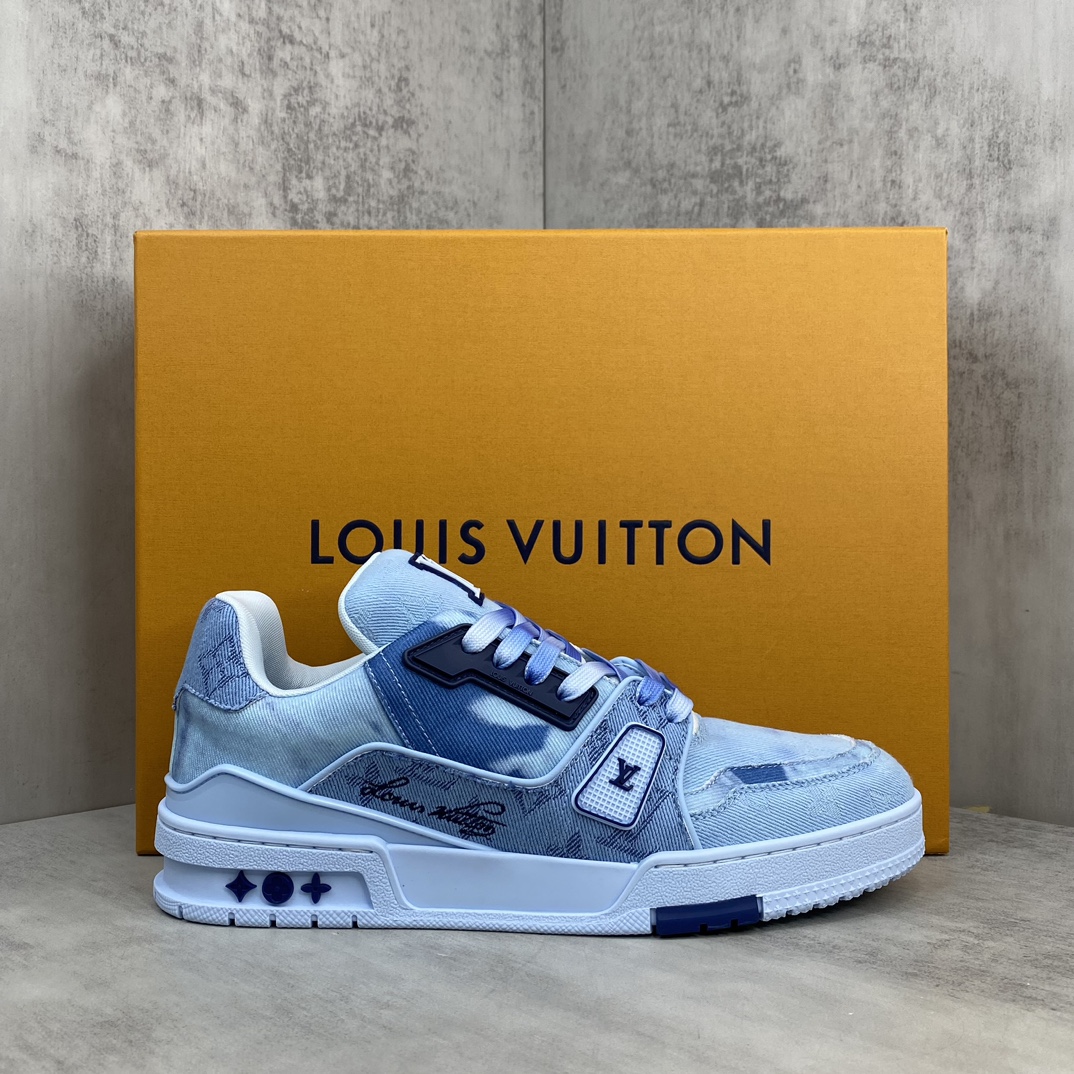 Louis Vuitton 新款上架 2084 Louis*Vuitto* LV Trainer 最新款 大底和面料私模 绝对下血本费心思的一款鞋子 自Vifgil到来之后而设计的这一系列 每一季度都深受众多粉丝的青睐 TPU 大底 包装